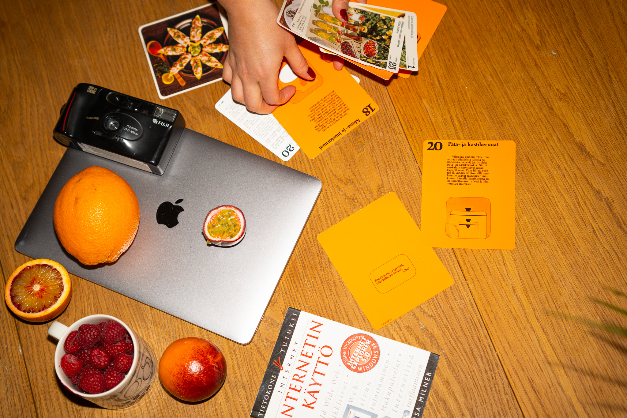 Sekalaisia tavaroita pöydällä.